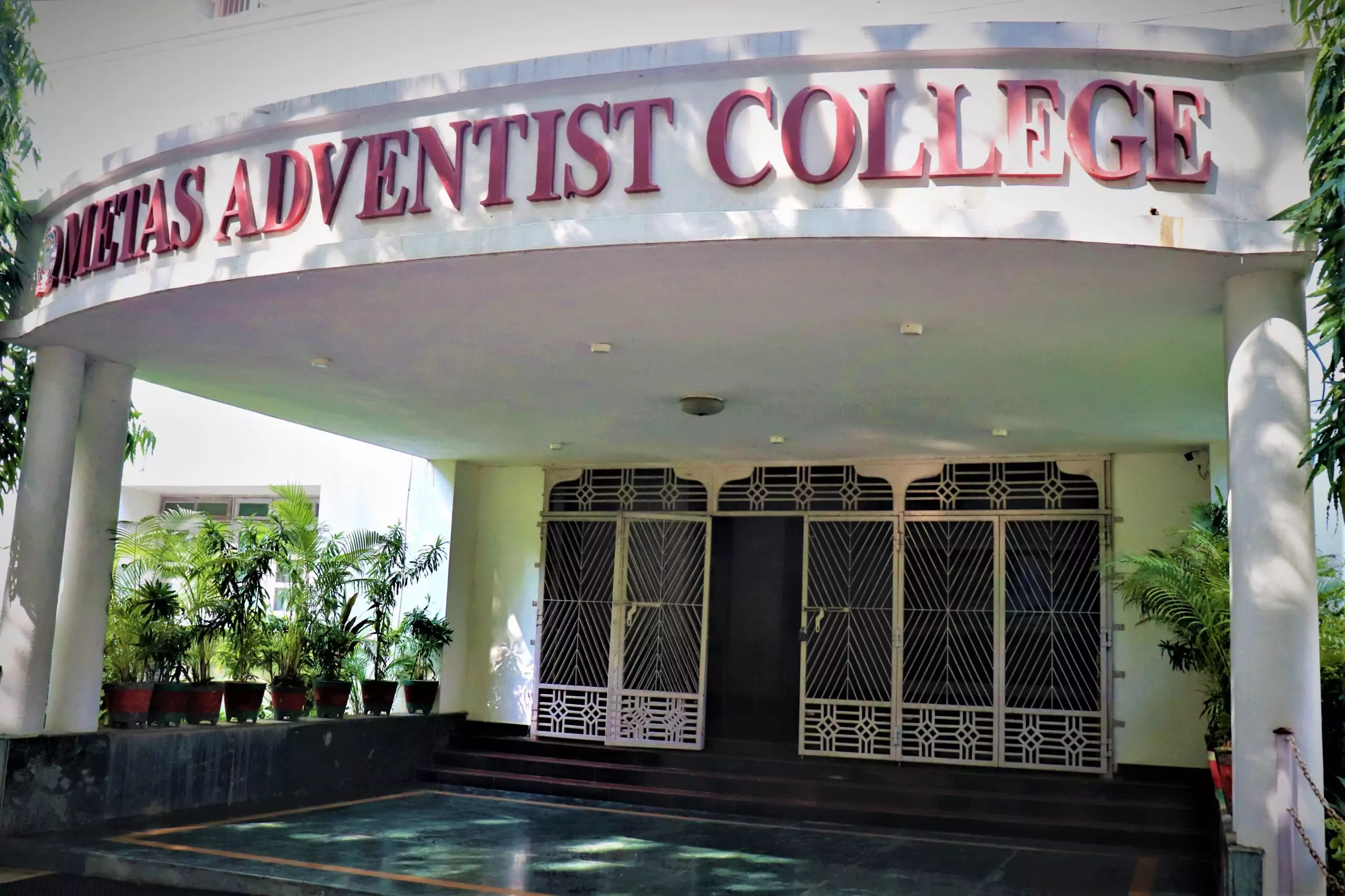 Metas Adventist College, Surat